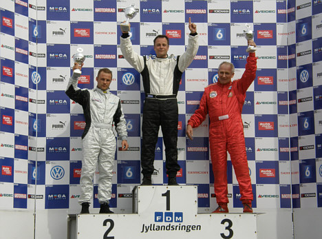 Claus Christensen på podiet sammen med Dennis Holbæk Pedersen på 2. pladsen (tv.) samt Johannes Graversen på 3. pladsen (th.).